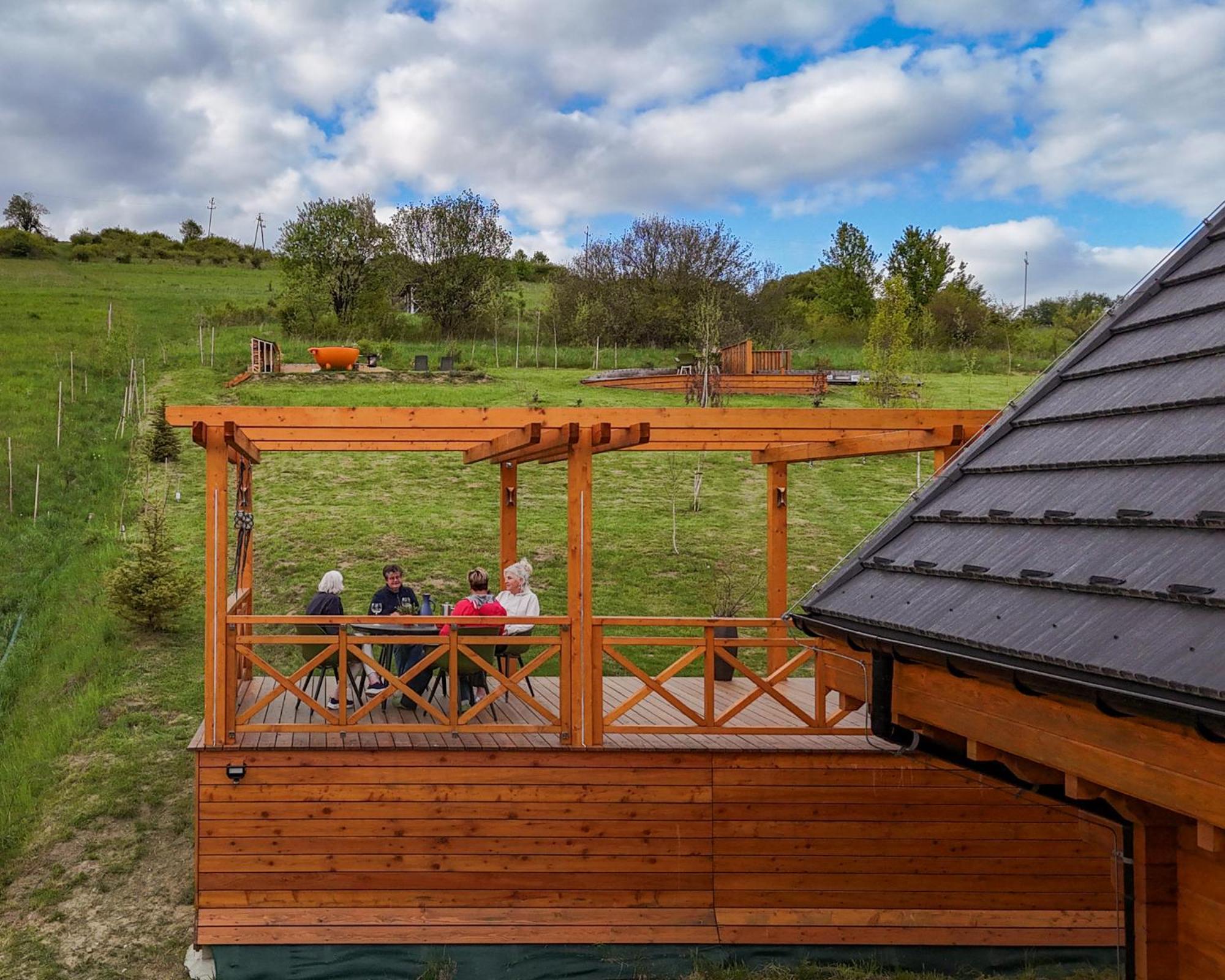 Houten Vakantiewoning "Reisnaarpolen" Royaal Ontbijt, Sauna En Hottub Чарна-Гура Экстерьер фото
